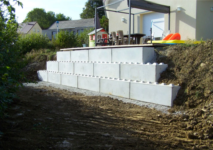 Soutènement en blocs béton - © blocbetondomblans.com